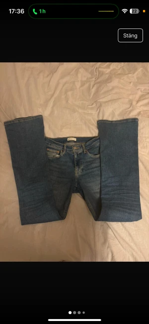 Blå Perfect Jeans från Gina  - Säljer ett par klassiska blå jeans från Perfect Jeans i botcut modell. Storlek 36.