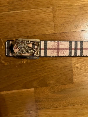 Burrbery bälte  - Hej säljer denna som är köpt av en Annan privat person utan kvitto för 1500kr  100cm långt bälte 