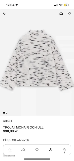 Offwhite-blå polotröja från ARKET - Säljer en ribbstickad polotröja från ARKET i offwhite med blått mönster. Tröjan är gjord i mohair och ull, har lång ärm och en hög krage som ger en chill vibe. Perfekt för dig som gillar mjuka och fluffiga material med lite struktur.