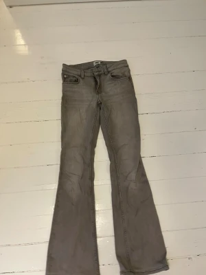 Ljusgrå bootcut lowwaisted Jeans - Fina grå jeans från lager 157