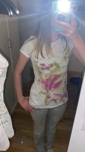 Vit t-shirt med palmtryck från Esprit - Vit t-shirt från Esprit med färgstarkt tryck i rosa och grönt som föreställer palmer och surfmotiv. Modellen är figurnära med korta ärmar och rund halsringning. Perfekt för dig som gillar en chill och somrig vibe. Jag älskar den men den kommer typ aldrig till användning.🩷