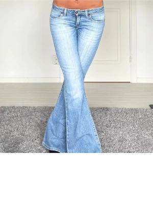 Jeans - Säljer dessa jeans då de inte riktigt passade mig💕Skriv om du har några frågor alls:) innerbenslängd 85cm