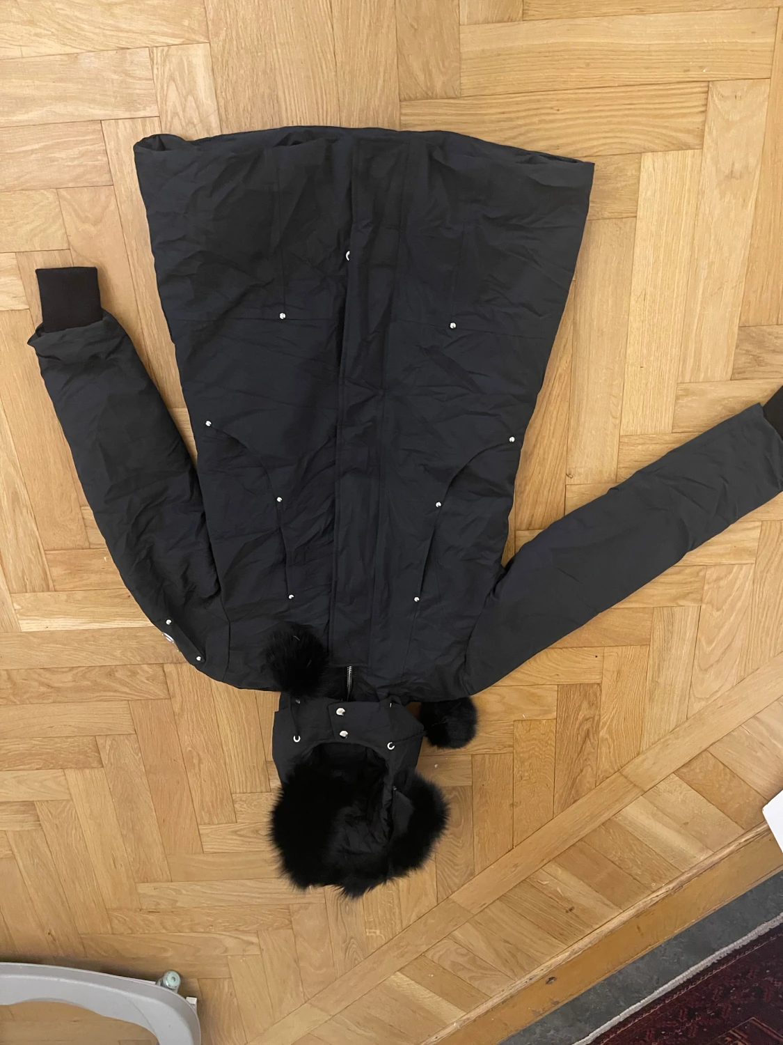 Svart dunjacka med päls från Moose Knuckles - 4