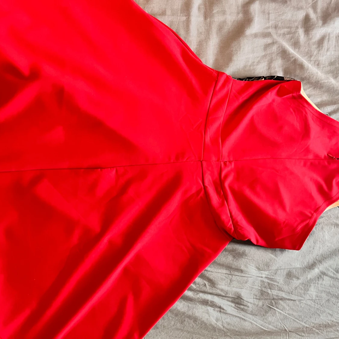 Röd klänning med spetsdetaljer ärmlös  - 3