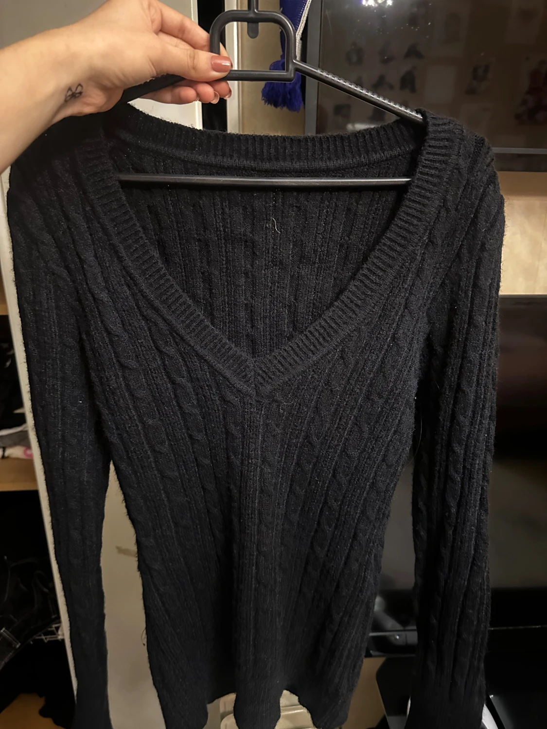 Svart stickad v-ringad tröja :) - 2