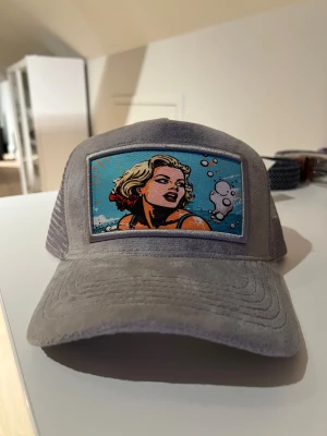 Grå velvet keps  - Säljer en original äkta revenite keps. Den är limiterad utgåva och revenite har stängt ner. Den är alltså sällsynt på marknaden. Denna är aldrig använd eller ens provad. Plockade nyss upp ur kartong. Därav det höga priset.