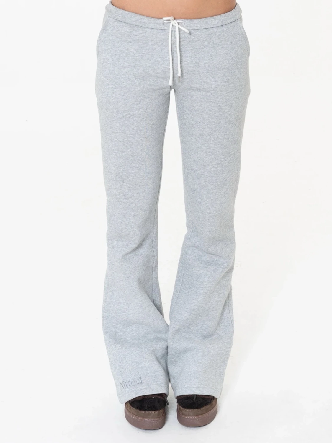 Grå lågmidjade bootcut mjukisbyxor från Nitted - 2