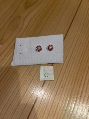 Korvakorut - Vaaleanpunaiset pallo korvakorut. Puhdistettu ja desinfioitu käytön jälkeen. Eläintalous MMM, lisätietoja saa kysymällä Katsothan myös muut ilmoitukseni Tarjoa 