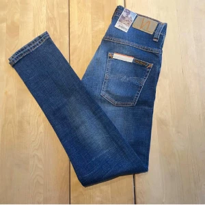 Nudie jeans - Tjena! Säljer nu ett par riktigt feta nudie jeans med en riktigt snygg tvätt. De är HELT NYA, med lapparna fortfarande kvar. Jeansen ar i modellen "Thin Finn" ", vilket är en slim fit passform. De är ju som sagt helt nya, så finns inga defekter. De är i storleken "28/32". Hör av er vid närmsta fundering! ❗️Kolla även in min profil för fler helt nya nudie jeans i olika storlekar ❗️
