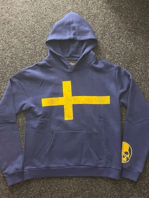 Peace In War ”Sweden” Hoodie  - säljer nu min peace in war sverige hoodie eftersom den tyvärr inte passar mig, köpt på droppet och vill gärna få bort den 🤗 hör av dig vid frågor/info ❤️ aldrig använd. bara prövad 