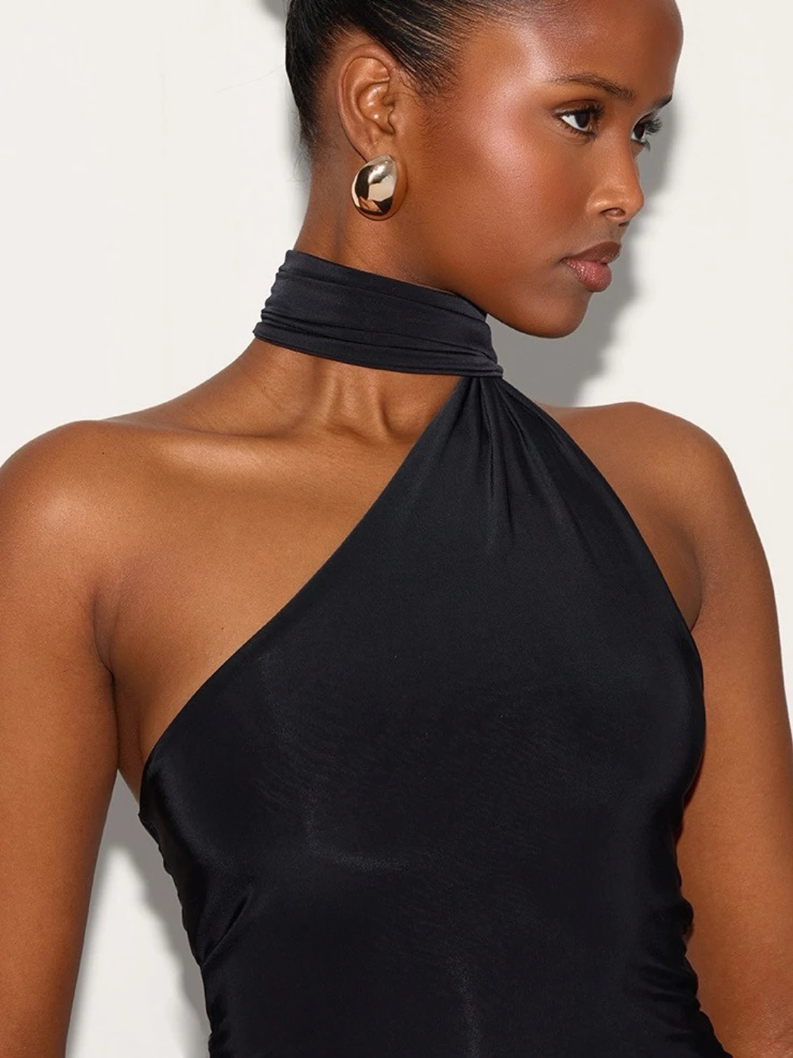 Svart oneshoulder topp med knyt