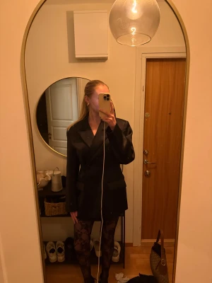 Helt ny kavajklänning - Slutsåld klänningkavaj från Zara. Tyvärr för stor för mig och klippte bort lappen så kunde ej returnera, därav säljs den.