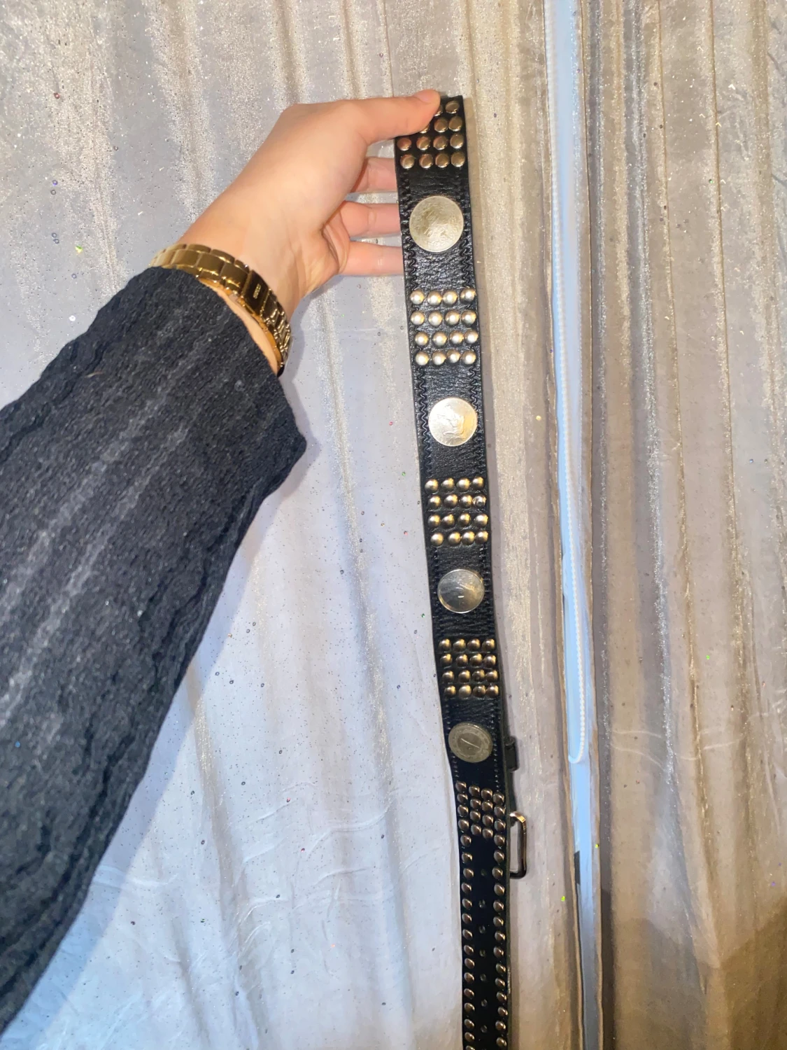 Svart skinnväst med nitar och mynt - 2