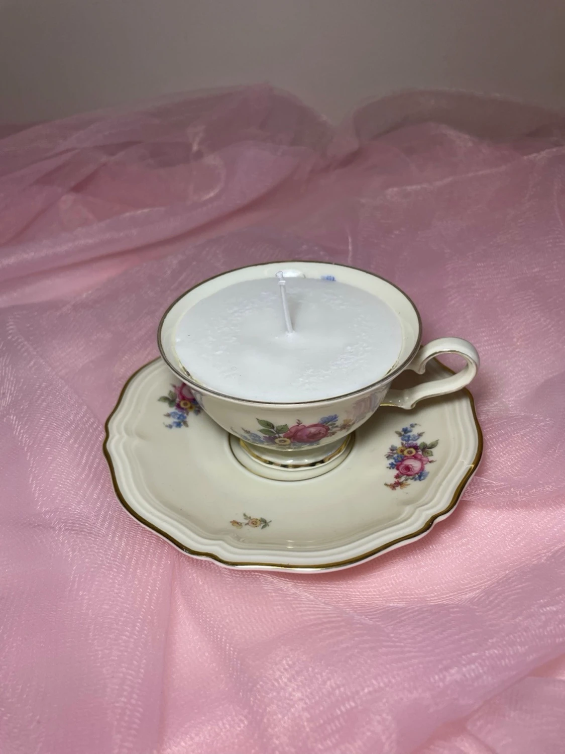 Doftljus i en tekopp i en vit kräm färg med flerfärgat blommigt mönster nr 3 - 2