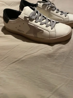 Golden goose skor - Ett par golden goose i strl 45, priset är absolut diskuterbart så tveka inte med ett prisförslag