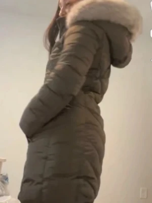 DKNY vinterjacka - Köpt i USA, New york! Färgen är Armegrön och jackan har en inbyggd ”väst” som håller en extra varm. Luvan är så fluffig och gosig! 