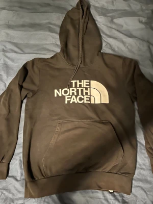 The north face Hoodie - En mycket fin och nästan helt ny The north face hoodie. En stilren svart och vit färg som passar mycket bra med den lätta designen. Perfekt för dig som söker plagg av högre kvalitet som fortfarande håller mode standarden 