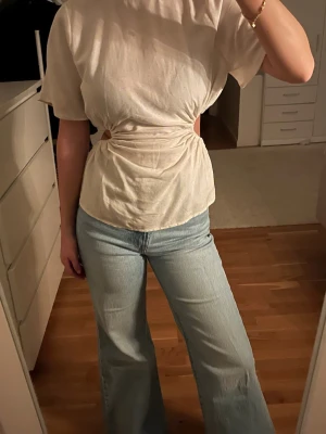 Blus - Säljer en beige blus med en så fin ryggdetalj🥰 Kommer knappt till användning därav säljer jag❤️ pris kan alltid diskuteras