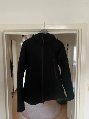 C.P. Company Pro-Tek jacka - C.P. Company Pro-Tek jacka. Kan absolut gå ner i pris vid smidig affär. Jag säljer den för att den bara hänger i min garderob. Jackan är lite tunn men fortfarande varm. Jag använde den en vinter och frös inte en ända gång. 