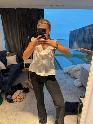 Vit volang blus - Vit volang blus från h&m i storlek s