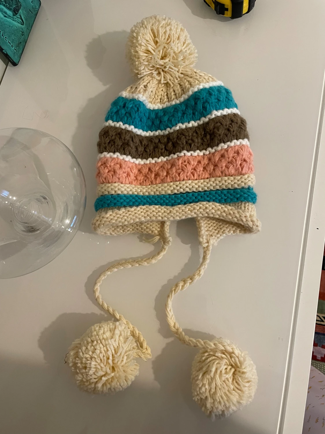 Randig stickad mössa med tofsar