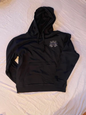 Amiri Los Angeles - Nyskick. Dunder kvalité med snyggt rycktryck. Passar bäst för Max 180cm lång ca 75kg 