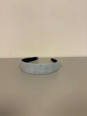 Diadem💙 - Ljusblått diadem av återvunna jeans, med silke inuti!💙 Diademet är ca 12 cm diameter🌟