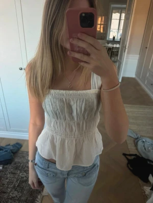Ljus topp - Vit topp från H&M i storlek XS. Använd någon enstaka gång.
