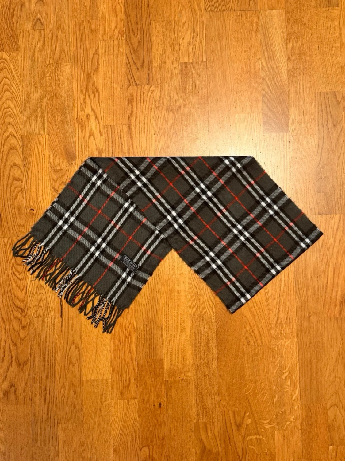 Grå Burberry halsduk