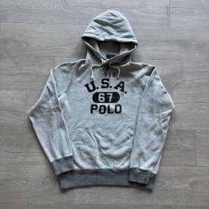 Ralph Lauren Hoodie - Riktigt snygg Ralph Lauren Hoodie i toppskick. Storlek L men passar även M. Tveka inte ställa frågor vid intresse🙌