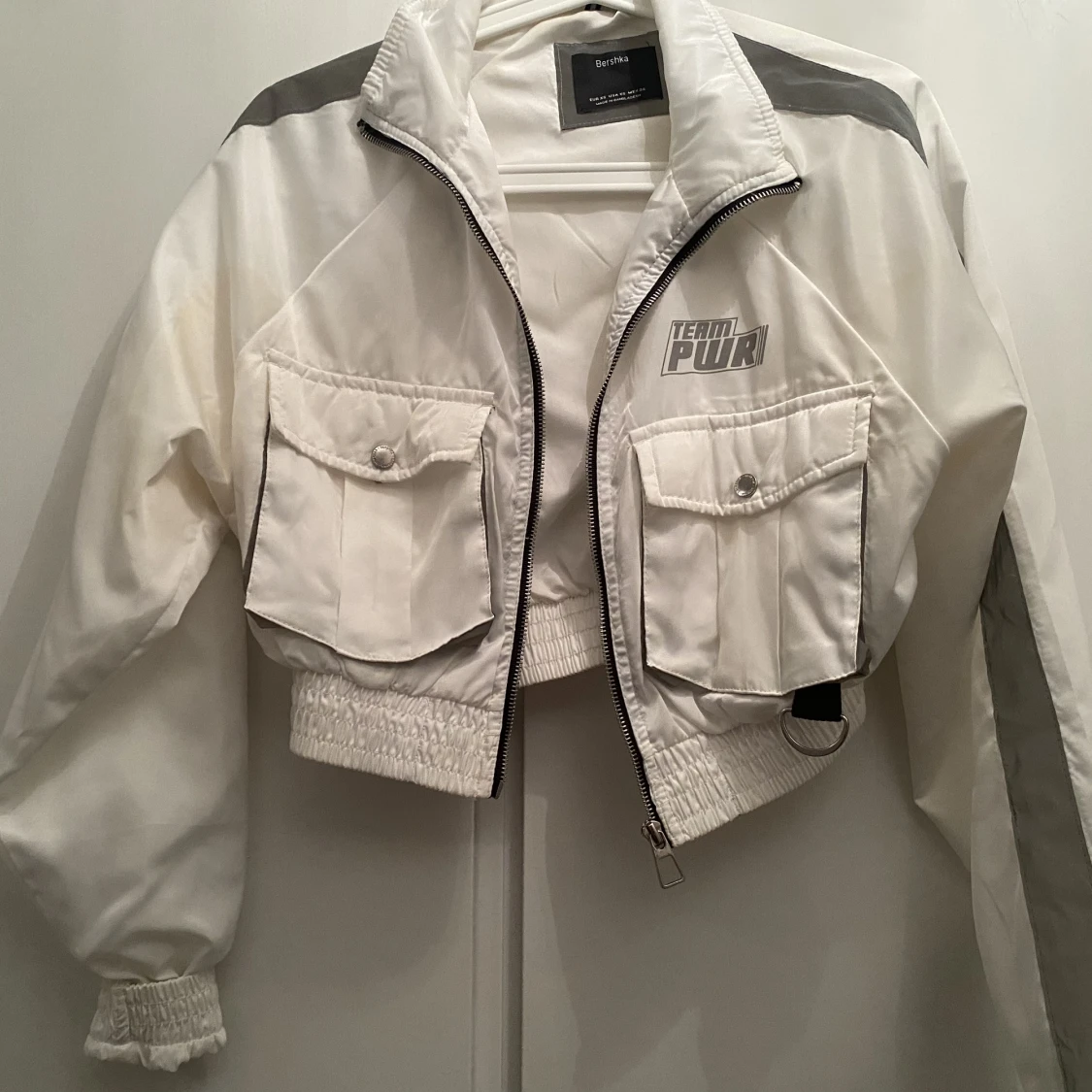 Oanvänd vit glow in the dark jacka - 90