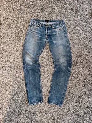 A.P.C. Raw denim selvedge jeans - Ett par riktigt feta och sällsynta apc jeans. Jeansen är selvedge/ raw denim i storlek 31. Ba att kontakta vid funderingar