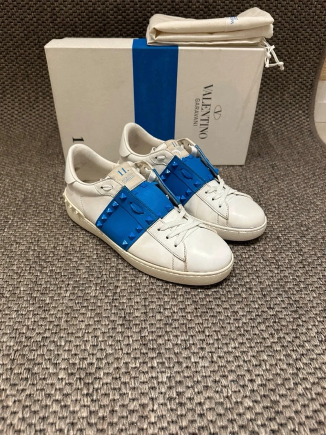 Valentino Garavani sneakers med blå detalj