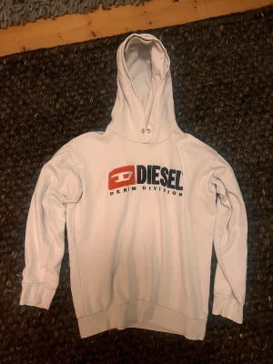 Diesel hoodie  - Säljer en vit diesel hoodie i väldigt bra skick. Storlek XS 