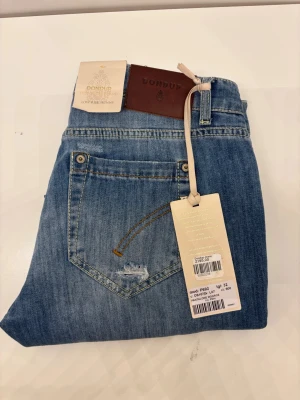 HELT NYA Dondup Jeans  - Tjena! Dessa sitter som helt vanliga slim jeans, men de har väldigt små fickor, obs. Modellen heter MONROE.  Annars är de helt nya med prislapp etc (2200kr nya!) skriv om du har någon fråga 👊 Vet ej om dessa är för män men med tanke på passformen verkar det som det. Skriv om du vill ha bild på hur de sitter