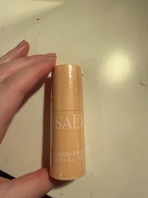 Isadora Glow Stick Sparkling Beige - Glow Stick från Isadora i färgen 24 Sparkling Beige. Lätt att applicera direkt på huden. Perfekt highligter. Oöppnad förpackning.