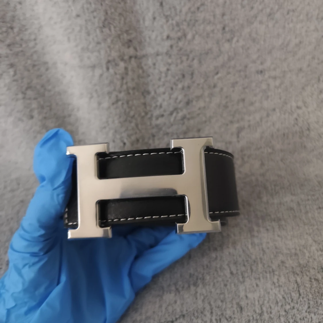 Svart skärp med H-spänne i silver