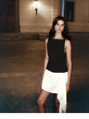 Klänning - Super fin mini klänning från zara. Den är helt ny med prislapp kvar, så aldrig använd. Säljer då jag hitta en annan klänning. Har dragkedja vid sidan vilket gör den lätt att få på. 