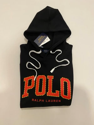 Svart Ralph lauren hoodie ny med tagg - Svart polo Ralph Lauren hoodie med tryck //  Storlek L //  Helt ny med tagg aldrig använd //  Skriv vid minsta fråga eller fundering🤝💯