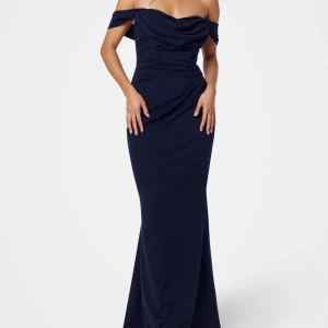 Marinblå balklänning - Världens finaste balklänning! Använd en gång, fortfarande i nyskick💙off shoulder, tajt vid midjan och utsvängd nertill! Strl S från bubbleroom, nypris 1099kr