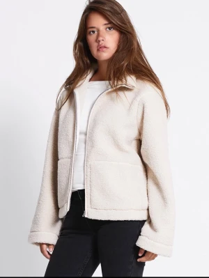 Lager 157 Teddy jacka  - Säljer en beige teddyjacka med mjuk och fluffig känsla. Jackan har en rak passform, stora fickor framtill och stängs med dragkedja. Perfekt för dig som gillar en chill och cozy stil. Säljer för jag vill ha den i en mindre storlek 💕💕💕