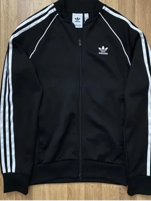 Adidas zip tröja  - Storlek: S (passar M)                                                            Skick: 10/10 