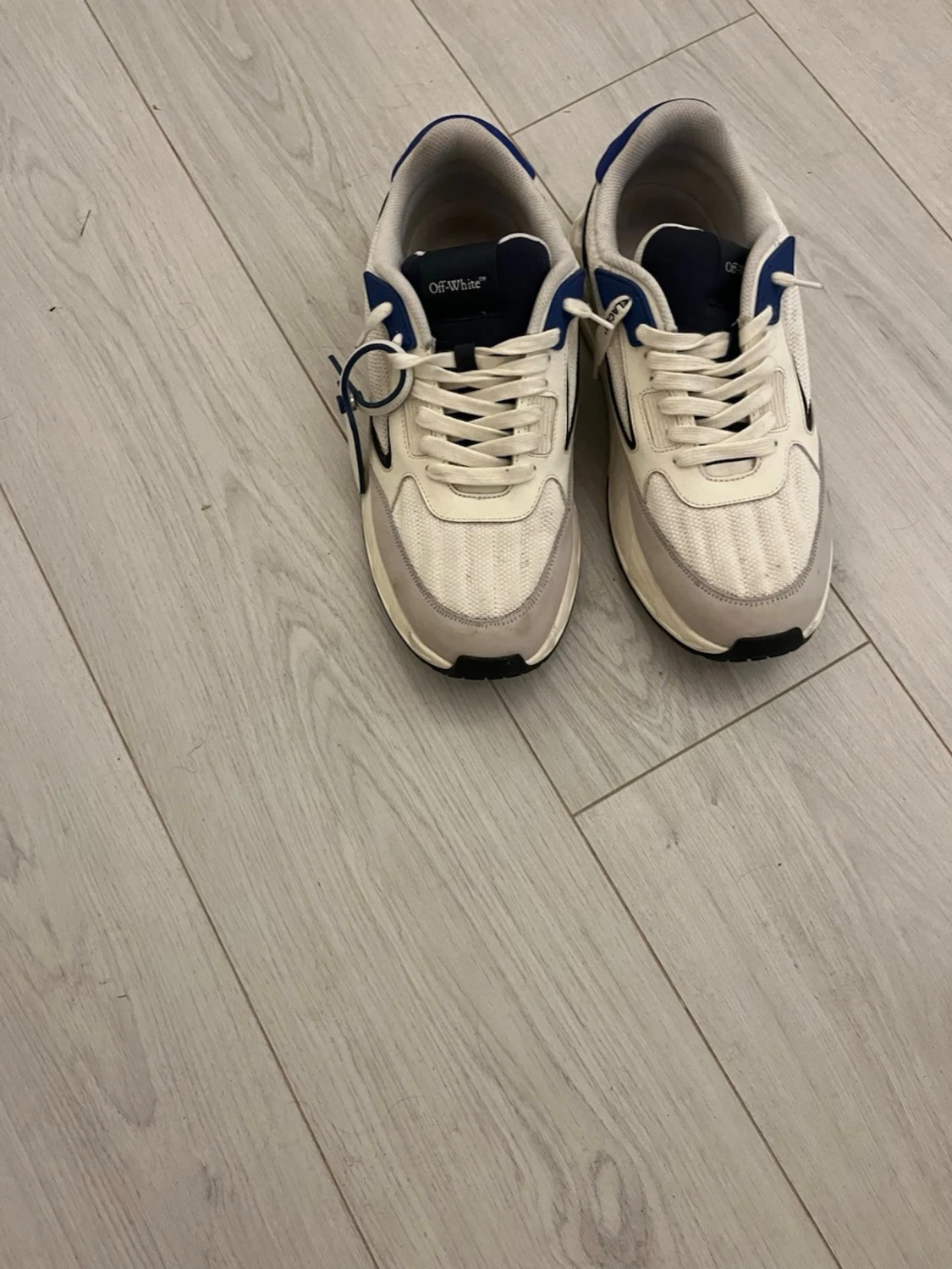 Off-White vita sneakers med blå detaljer - 1