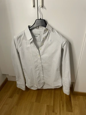Snygg skjorta  - Supsersnygg skjorta som man både kan ha i skolan eller vid ett finare tillfälle! Det är i storlek M men jag skulle säga att den sitter som S