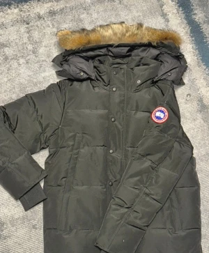 Svart Canda gosse jacka i storlek M - Svart Canda gosse jacka i storlek M aldrig använt 
