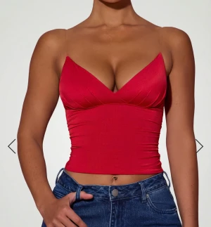 Röd topp - Säljer nu min helt oanvända topp från ohpolly. Är i storlek S men går att justera banden. Jättemjukt & skönt material, stretchigt!