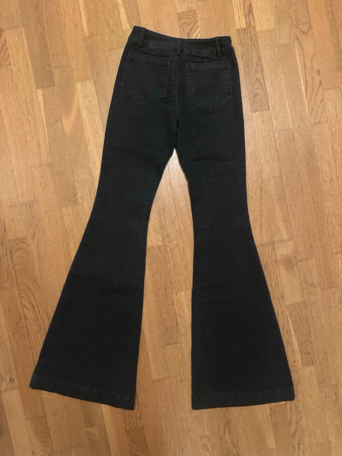 Mörkgrå bootcut jeans från Alobha - 1