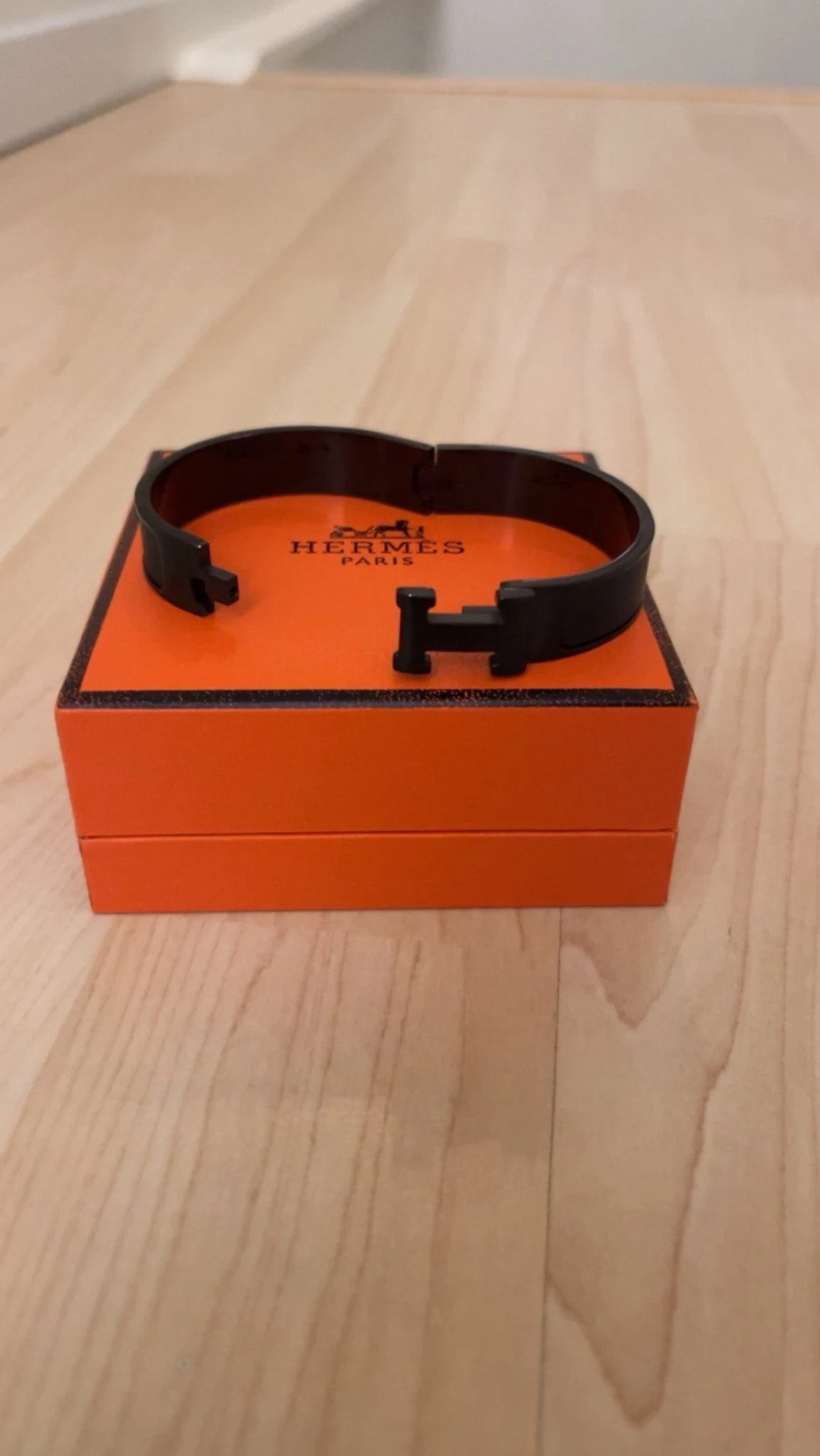 Svart H armband  - 1