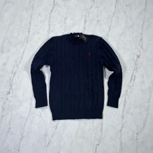 Ralph Lauren knitted  - En sjysst Ralph Lauren sweater men den snygga färgen. Skick 10/10 Den är helt oanvänd förutom att jag testade den.