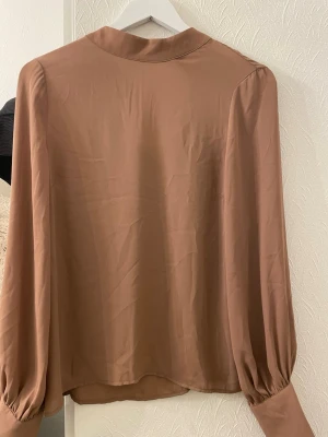 Beige blus - Beige bluss, perfekt till fest eller vardag. Supersnygg